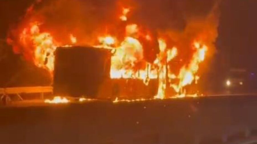 İstanbul Arnavutköy’de İETT otobüsü küle döndü