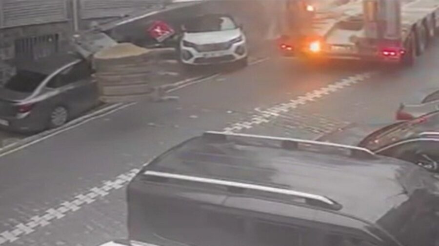 İstanbul Esenyurt’ta iş makinesinin üzerine devrildiği araçlar hasar aldı