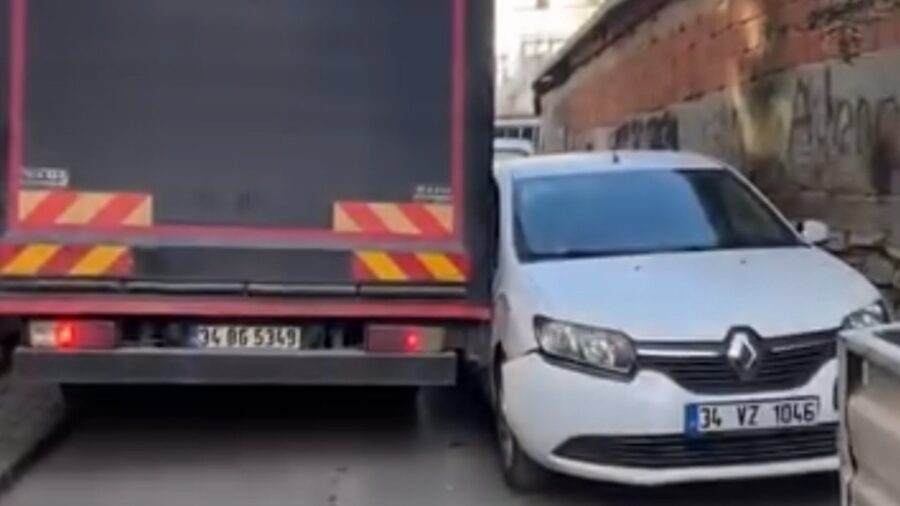 İstanbul Fatih’te araçlara çarpan kamyon yoluna devam etti